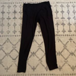 Butter soft yoga leggings with side pockets on both sides.